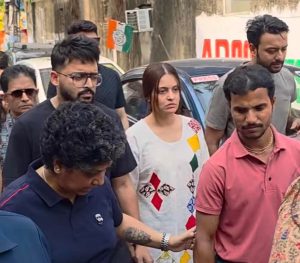 রাহুল অরুণোদয় বন্দ্যোপাধ্যায়ের মৃত্যুকে ঘিরে তোলপাড়, রিজেন্ট পার্ক থানায় এফআইআর দায়ের করতে পৌঁছালেন প্রিয়াঙ্কা সরকারসহ টলিউডের তারকারা