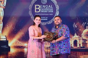 বেঙ্গল এক্সেলেন্স অ্যাওয়ার্ডস ২০২৬: মিমি চক্রবর্তীর হাত থেকে সম্মাননা, উজ্জ্বল সন্ধ্যায় তারকাদের মিলনমেলা