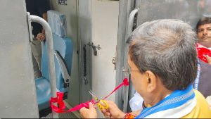 গরমে রেলযাত্রীদের বড় স্বস্তি: আনুষ্ঠানিকভাবে চালু বারাসাত–শিয়ালদহ এসি লোকাল, প্রথম দিনেই ভালো সাড়া; এবার বসিরহাট–হাসনাবাদ লাইনেও এসি লোকালের দাবি