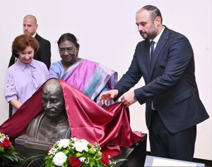 স্কোপিয়েতে মহাত্মা গান্ধীর আবক্ষ মূর্তি উন্মোচন করলেন রাষ্ট্রপতি দ্রৌপদী মুর্মু