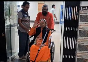 জমি ফেরত পেতে জেলা শাসকের দ্বারস্থ পদ্মশ্রী প্রাপ্ত বাউল শিল্পী পূর্ণদাস বাউল