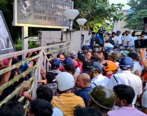 SRFTI ক্যাম্পাসে গোলমালের ঘটনায় বিবৃতি কর্তৃপক্ষের, অনভিপ্রেত ঘটনা বলে জানালেন উপাচার্য